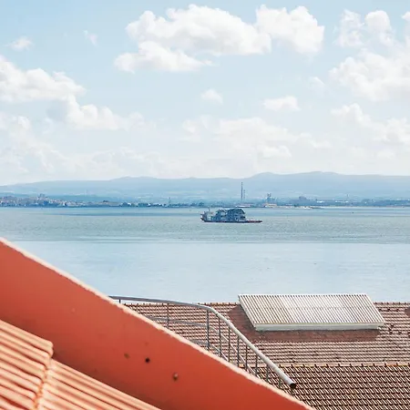 View ! Penthouse Historical Center With 3 Terasses Amazing River View Апартаменты Лиссабон