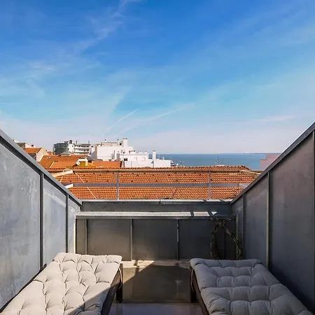 View ! Penthouse Historical Center With 3 Terasses Amazing River View Апартаменты Лиссабон